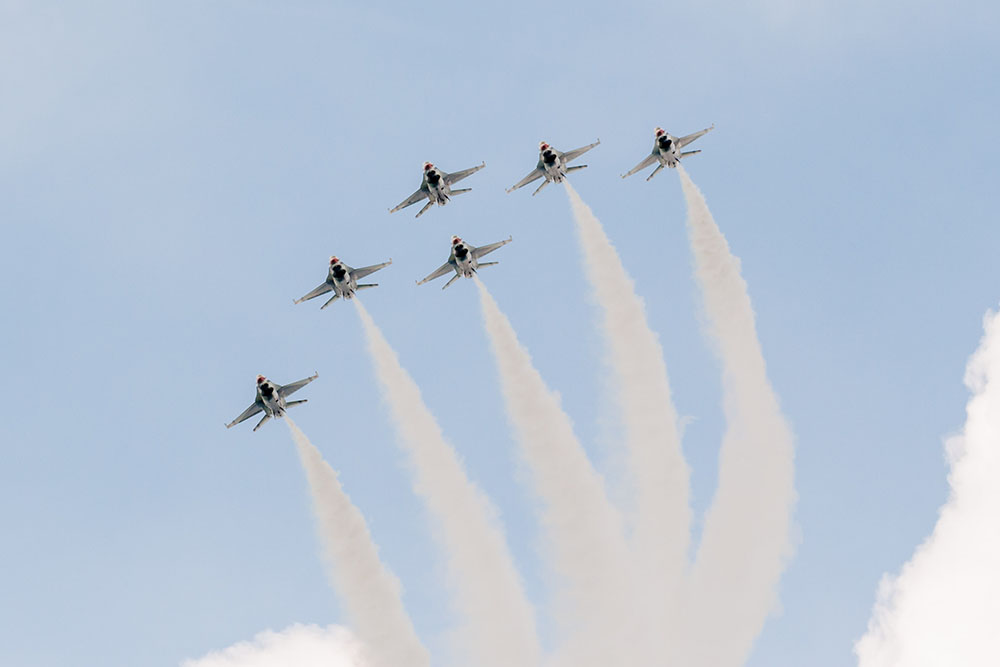 Photo by Rick Pepper - 2015 Mankato Air Show - All Thunderbird aircraft execute a turn in the Delta formation as they approach the airport