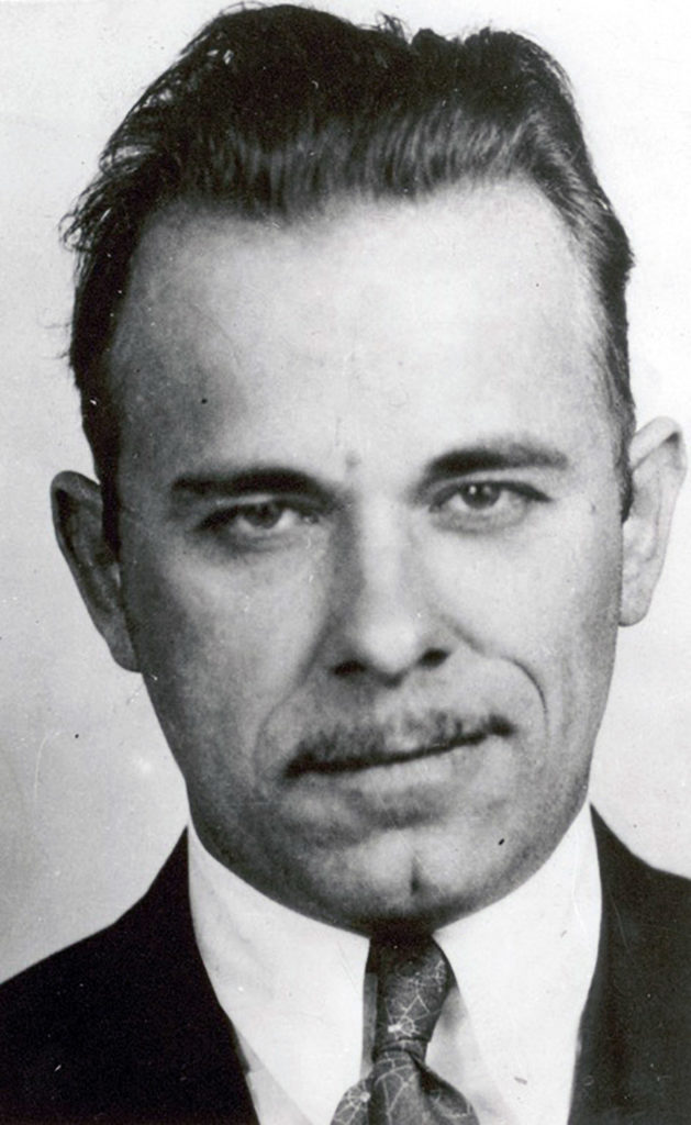 Photo Wikimedia Commons - Mug shot of John (Wooden Gun) Dillinger