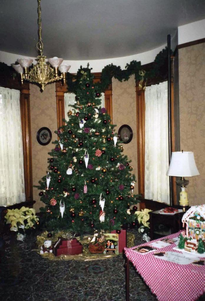Photo courtesy of Barbara Neilsen - Christmas tree in the Cray Mansion, 1998